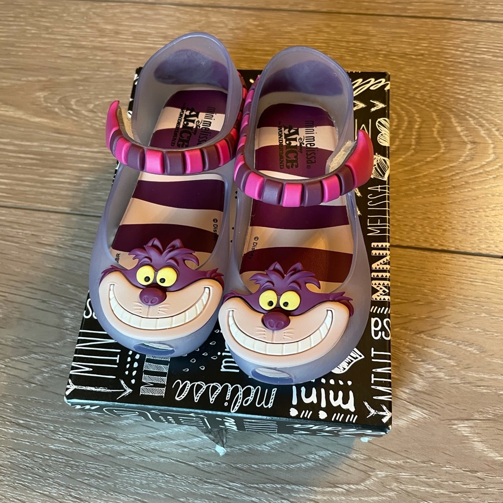 Mini Melissa Ultragirl Alice in Wonderland toddler size 7. New in box.